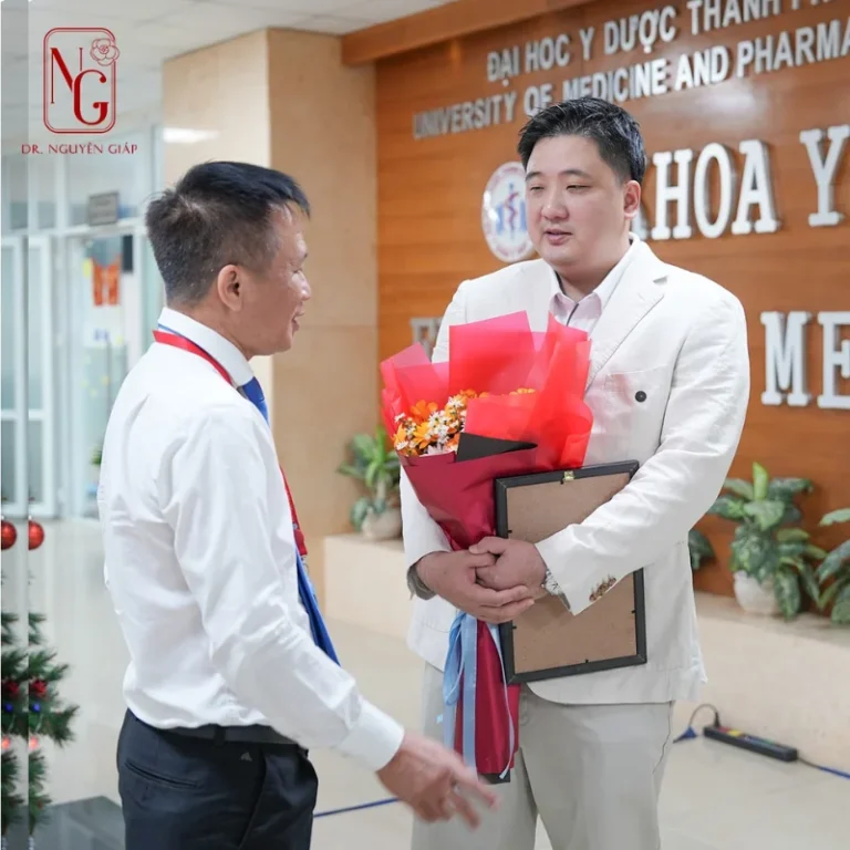 dr nguyen giap awarded hoc bong tai dai hoc y duoc tphcm (6)