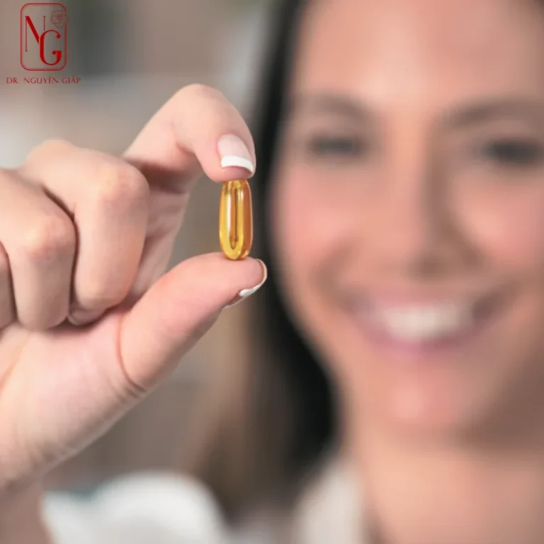 mot nguoi dang uong vien vitamin tong hop