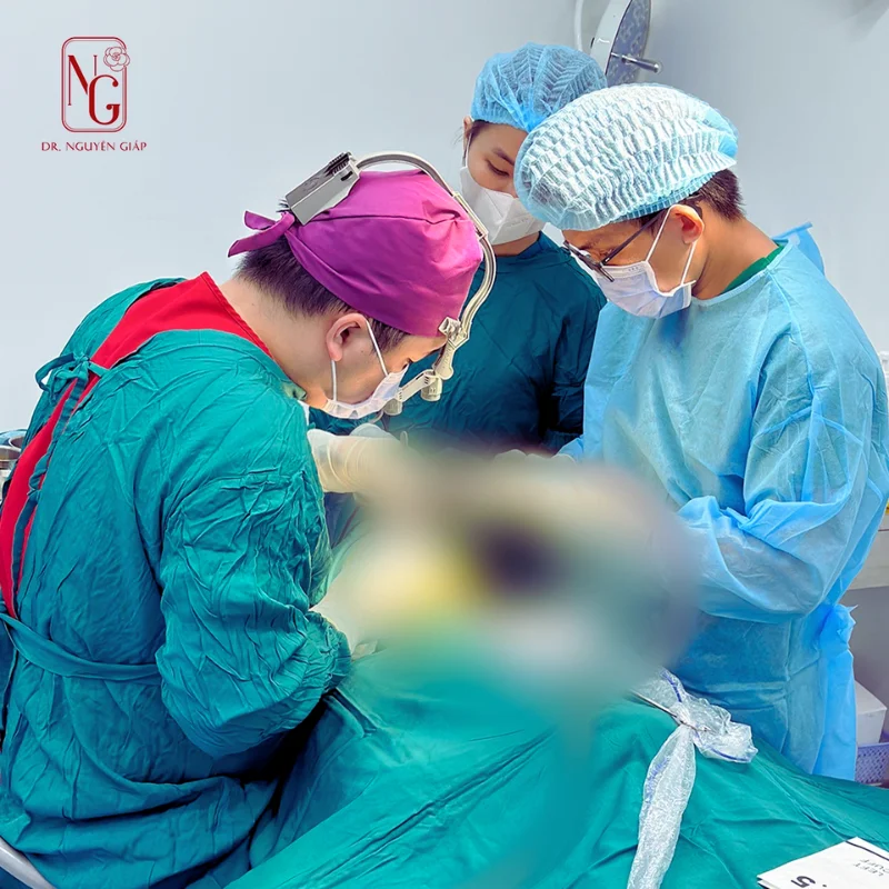 bac si thuc hien phuong phap thu gon canh mui cho khach hang