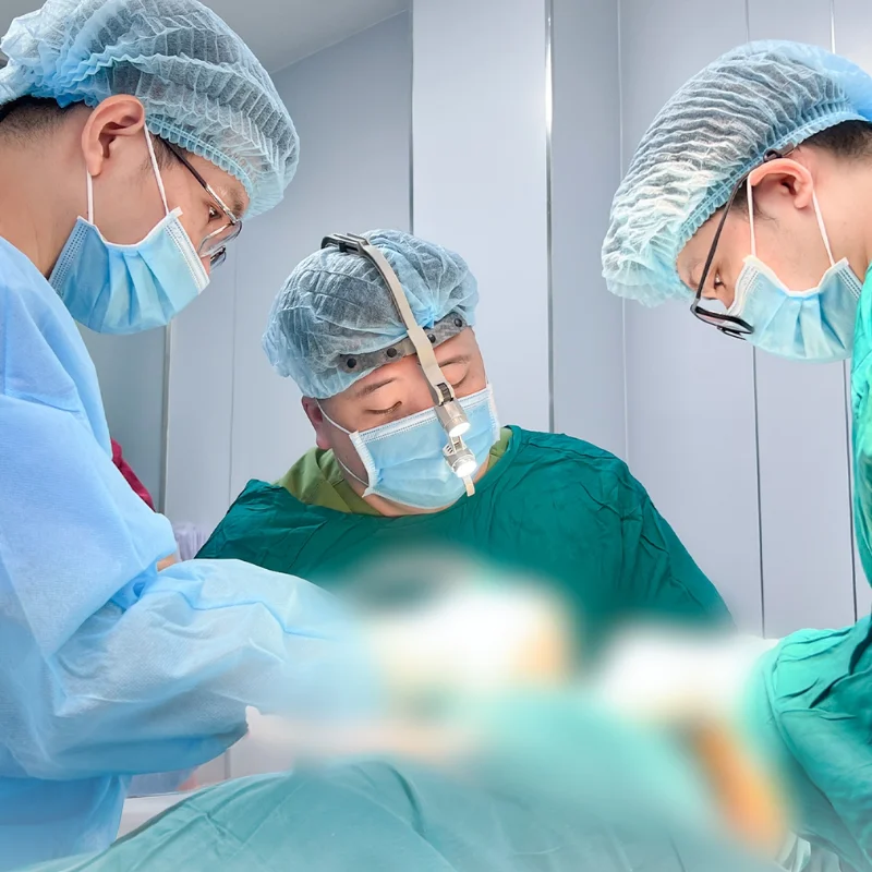 bác sĩ nguyên giáp và đội ngũ trong phòng phẫu