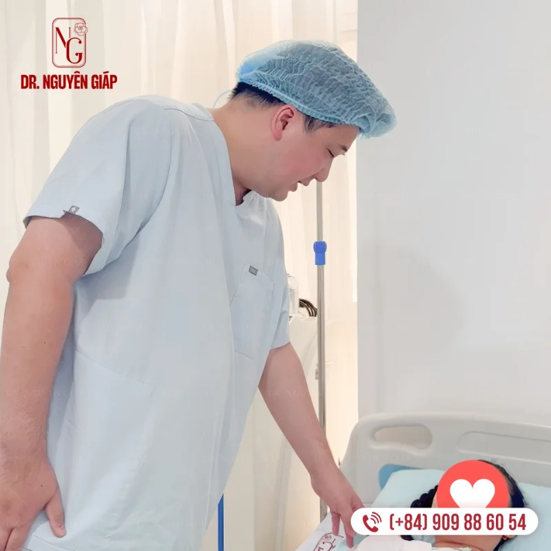 bác sĩ chăm sóc khách hàng sau nâng ngực